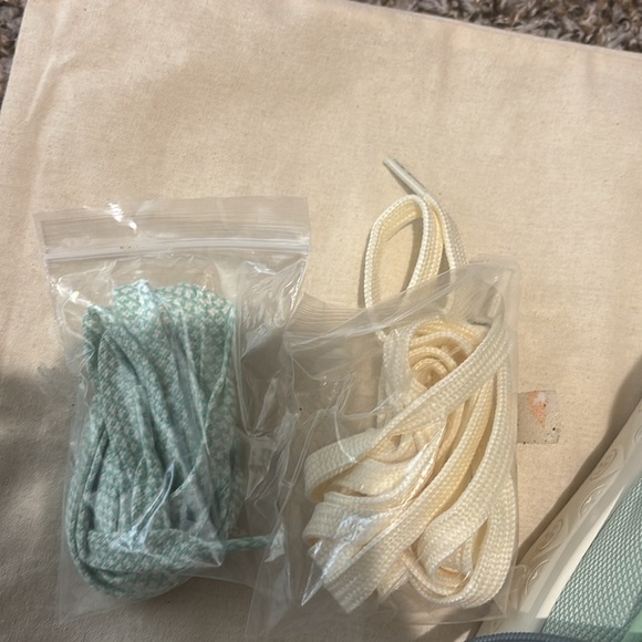 Semi new Tory Burch sneaker, really nice color for this winter - Picture 5 of 6